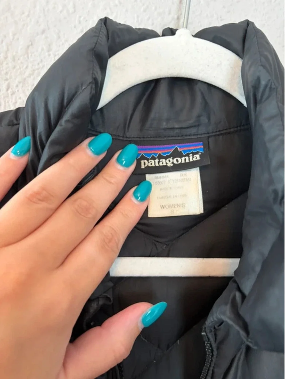 Patagonia women's puffer down coat black size S. Broken/missing zipper